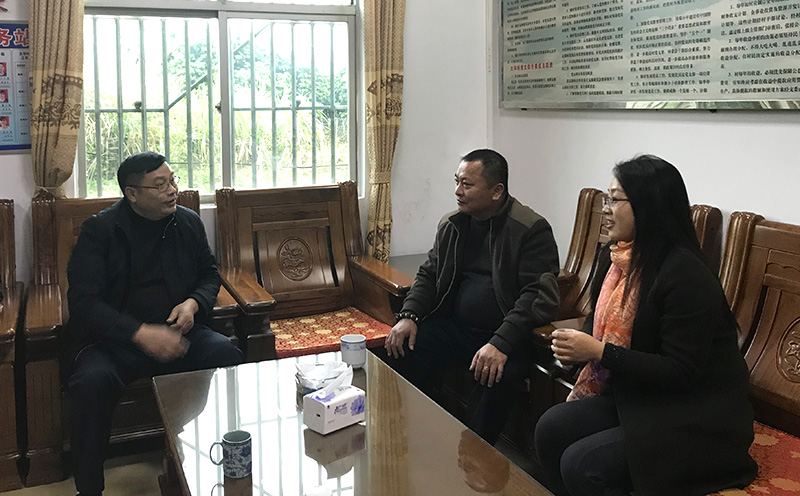 金沙澳门(中国)唯一官方网站公司慰问组听取驻村第一书记和村两委班子对扶贫工作的意见与建议