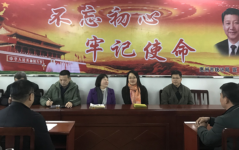 市统计局赵局长、金沙澳门(中国)唯一官方网站公司慰问组与贫困村民面对面交流