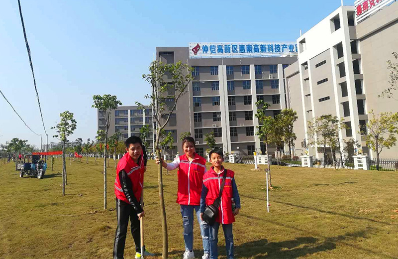 金沙澳门(中国)唯一官方网站志愿者在植树现场