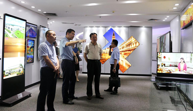 九江开发区管委会叶心林主任一行参观金沙澳门(中国)唯一官方网站公司产品展台